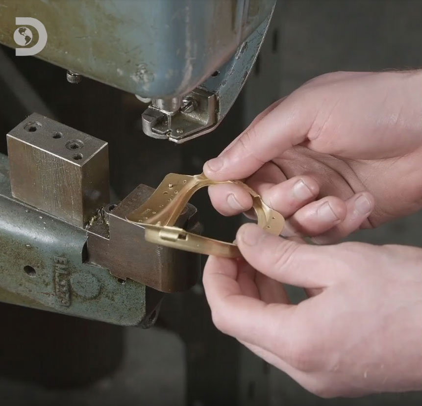 How motorcycle goggles are made with rivets.